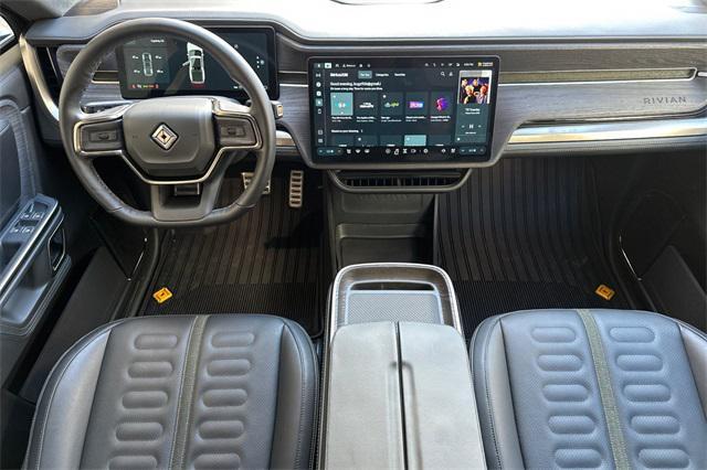 Photo of 2023 Glacier White Rivian R1T