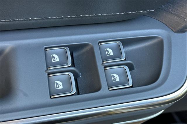 Photo of 2023 Glacier White Rivian R1T