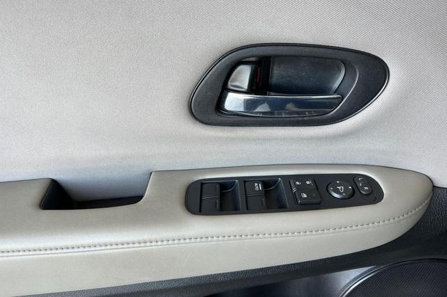 Photo of 2016 Alabaster Silver Metallic Honda HR-V