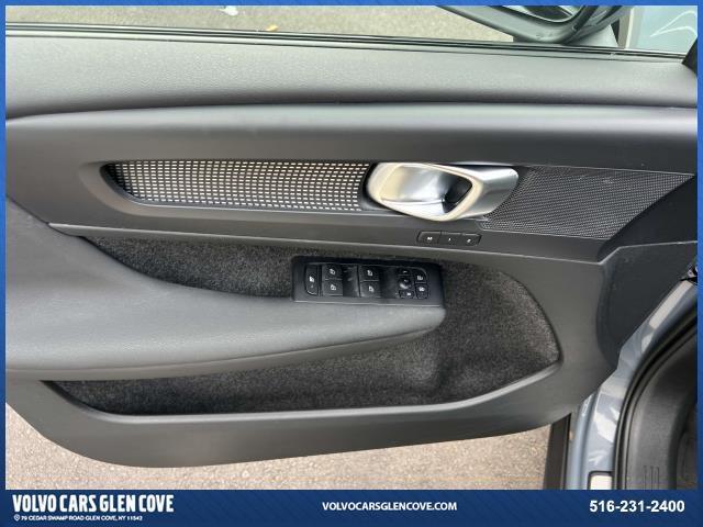 Photo of 2022 Thunder Gray Metallic Volvo XC40