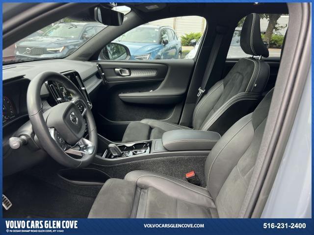 Photo of 2022 Thunder Gray Metallic Volvo XC40
