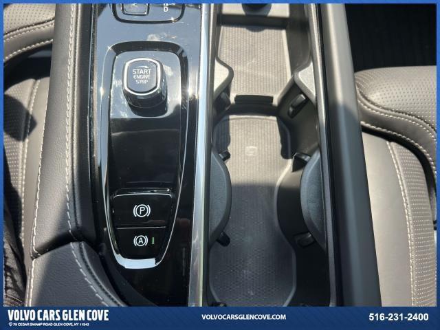 Photo of 2023 Onyx Black Metallic Volvo XC90 Recharge Plug-In Hybrid