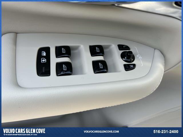 Photo of 2025 Crystal White Pearl Volvo XC90 Plug-In Hybrid