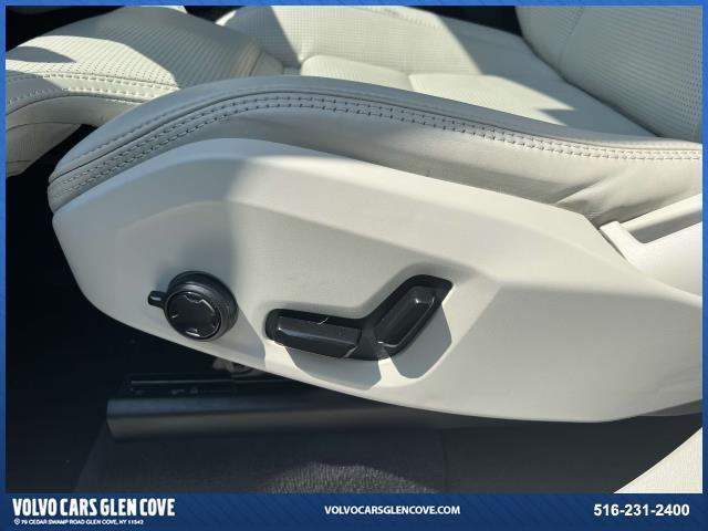 Photo of 2023 Crystal White Metallic Volvo XC90 Recharge Plug-In Hybrid