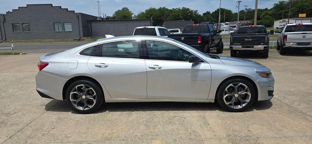 Photo of 2020 Silver Ice Metallic Chevrolet Malibu