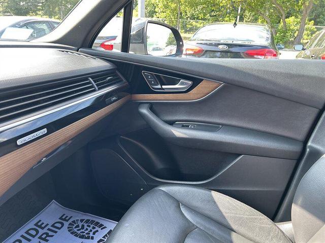 Photo of 2017 Night Black Audi Q7