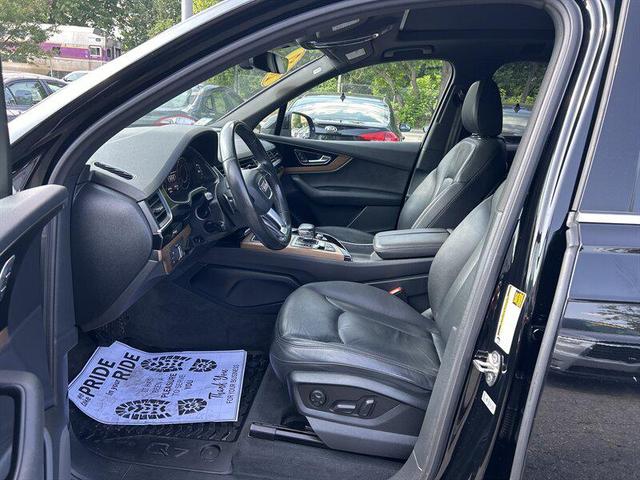 Photo of 2017 Night Black Audi Q7