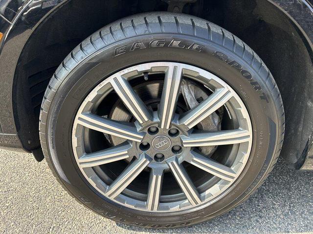 Photo of 2017 Night Black Audi Q7