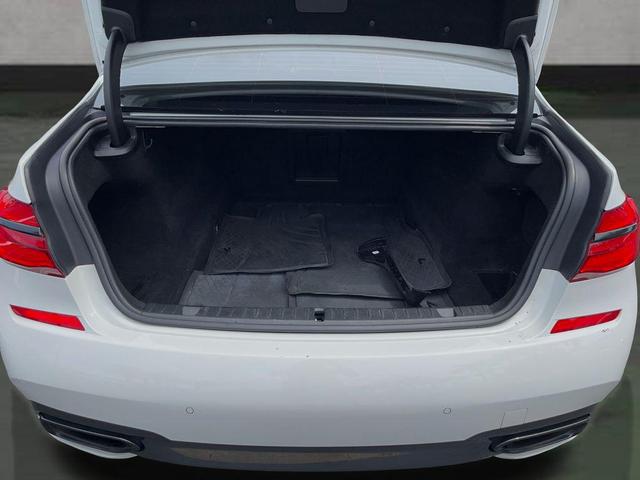 Photo of 2017 Alpine White BMW 750