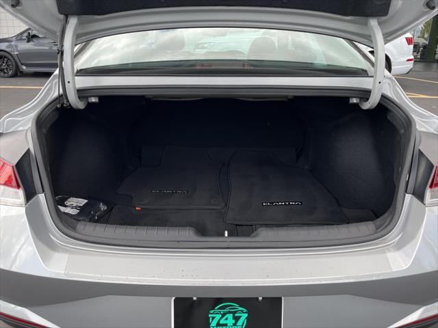 Photo of 2023 Shimmering Silver Pearl Hyundai ELANTRA