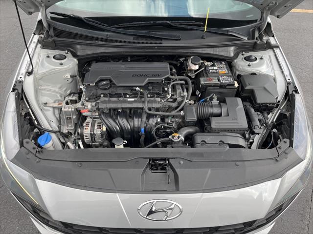 Photo of 2023 Shimmering Silver Pearl Hyundai ELANTRA