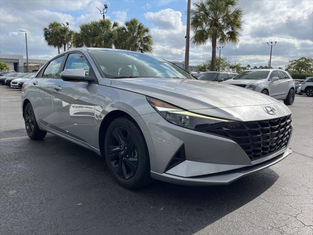 Photo of 2023 Shimmering Silver Pearl Hyundai ELANTRA