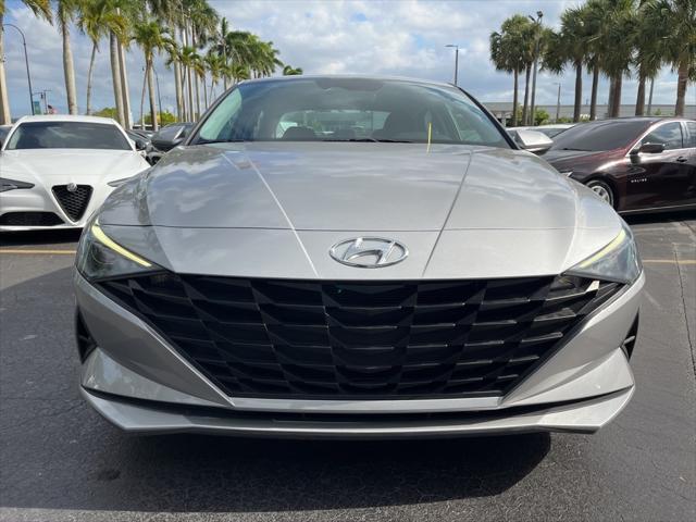 Photo of 2023 Shimmering Silver Pearl Hyundai ELANTRA