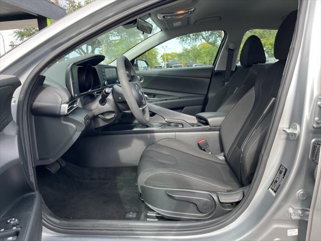 Photo of 2023 Shimmering Silver Pearl Hyundai ELANTRA