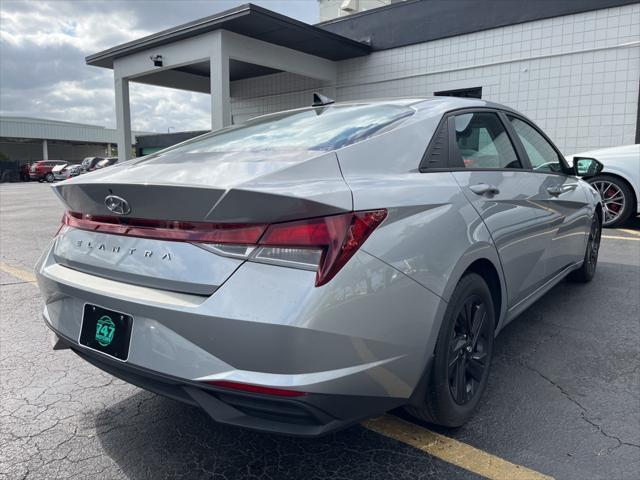 Photo of 2023 Shimmering Silver Pearl Hyundai ELANTRA
