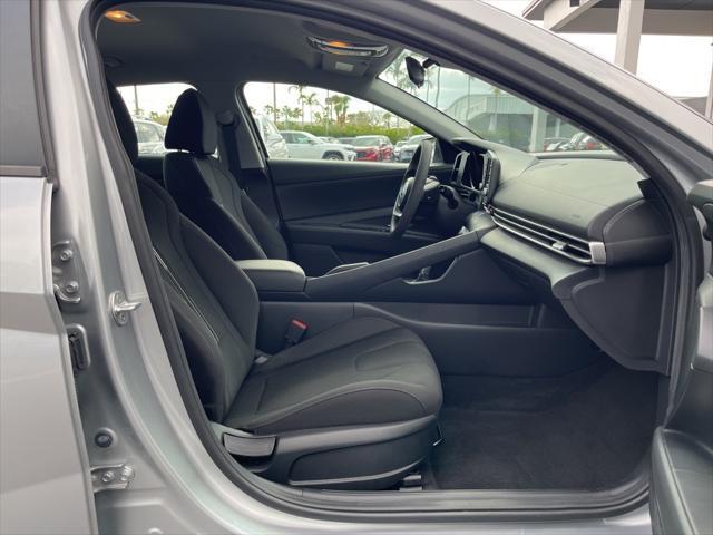 Photo of 2023 Shimmering Silver Pearl Hyundai ELANTRA