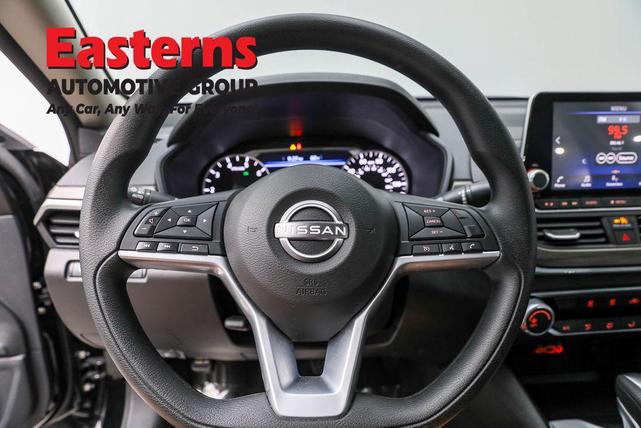 Photo of 2025 Super Black Clearcoat Nissan Altima