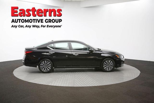 Photo of 2025 Super Black Clearcoat Nissan Altima