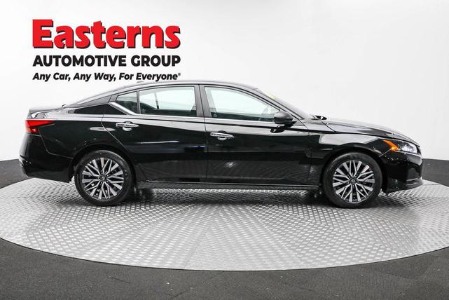 Photo of 2025 Super Black Clearcoat Nissan Altima