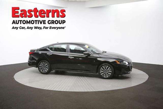 Photo of 2025 Super Black Clearcoat Nissan Altima