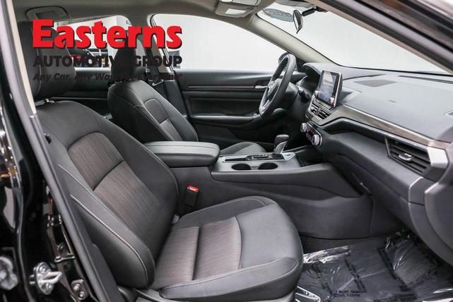 Photo of 2025 Super Black Clearcoat Nissan Altima
