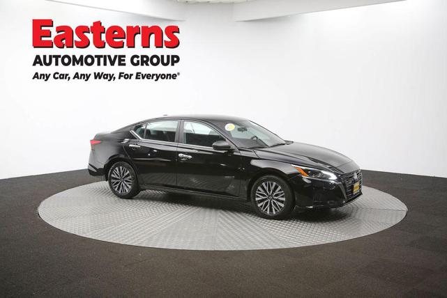 Photo of 2025 Super Black Clearcoat Nissan Altima