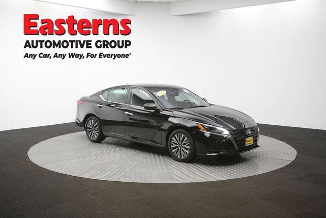 Photo of 2025 Super Black Clearcoat Nissan Altima