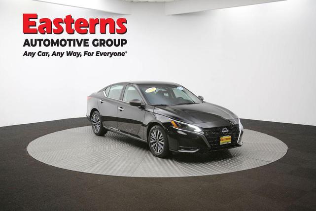 Photo of 2025 Super Black Clearcoat Nissan Altima
