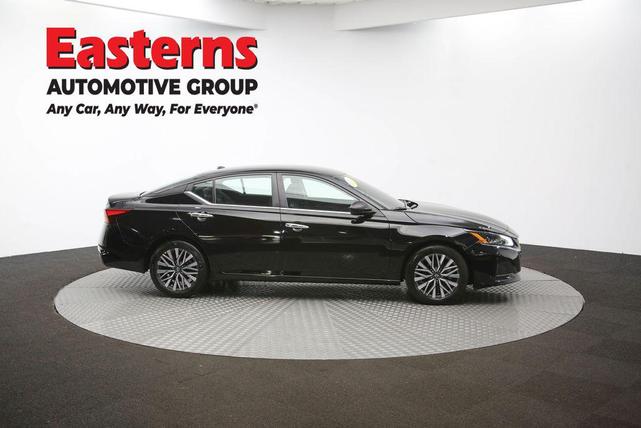 Photo of 2025 Super Black Clearcoat Nissan Altima