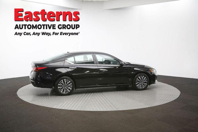 Photo of 2025 Super Black Clearcoat Nissan Altima