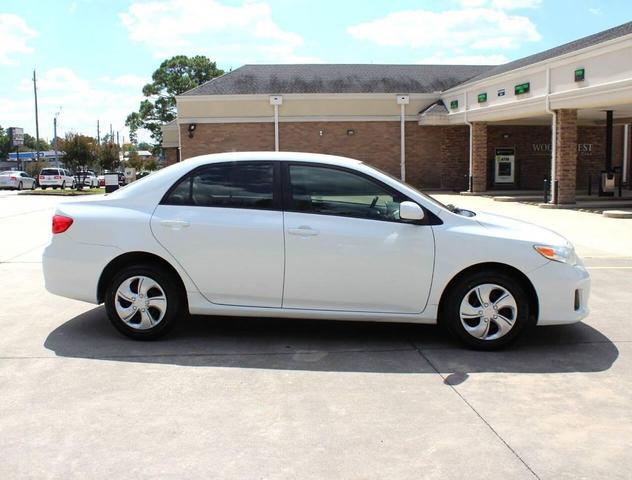 Photo of 2011 Super White Toyota Corolla