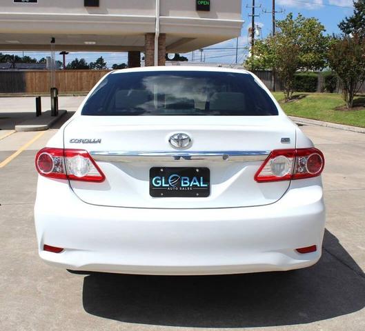 Photo of 2011 Super White Toyota Corolla