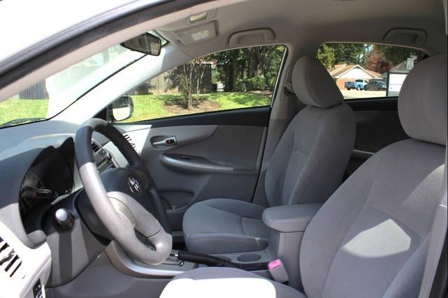 Photo of 2011 Super White Toyota Corolla