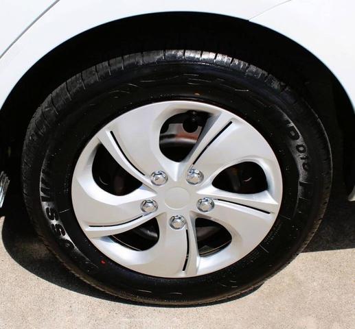 Photo of 2011 Super White Toyota Corolla