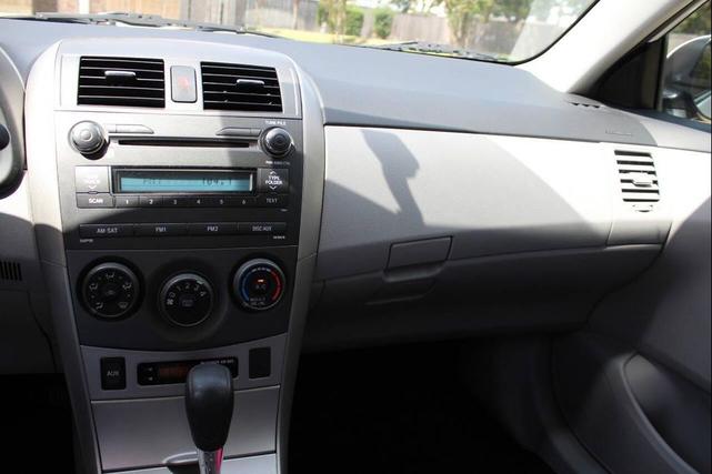Photo of 2011 Super White Toyota Corolla