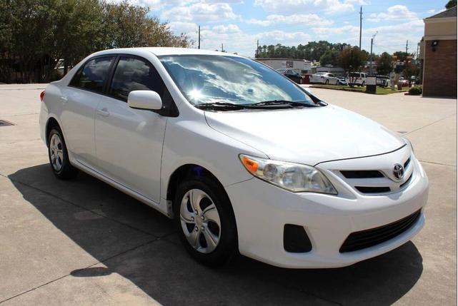 Photo of 2011 Super White Toyota Corolla