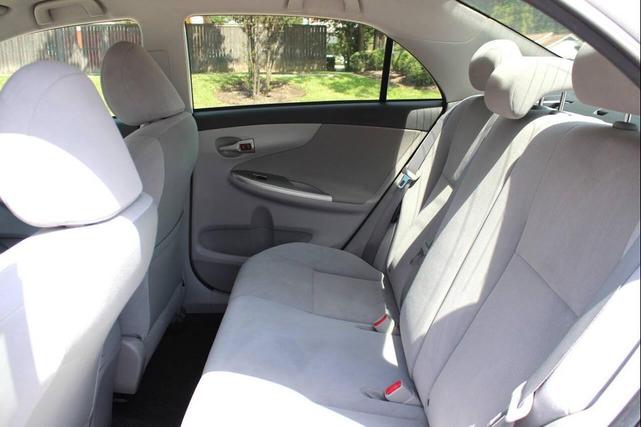 Photo of 2011 Super White Toyota Corolla