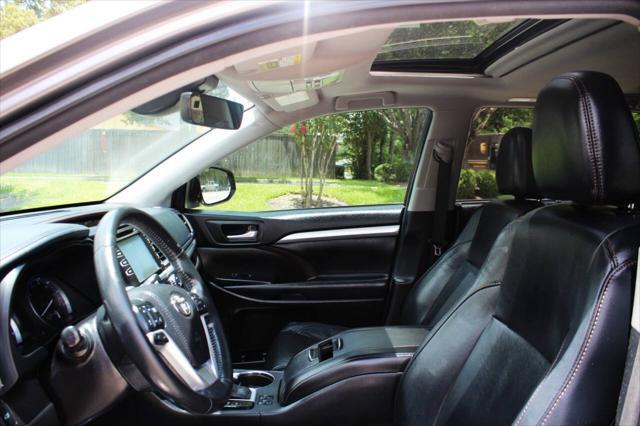 Photo of 2017 Charcoal Toyota Highlander