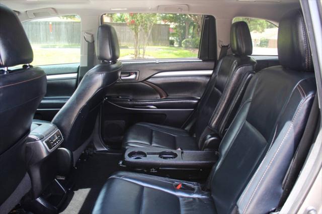 Photo of 2017 Charcoal Toyota Highlander
