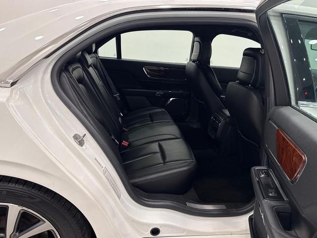 Photo of 2020 White Lincoln Continental