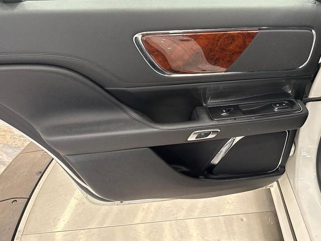 Photo of 2020 White Lincoln Continental