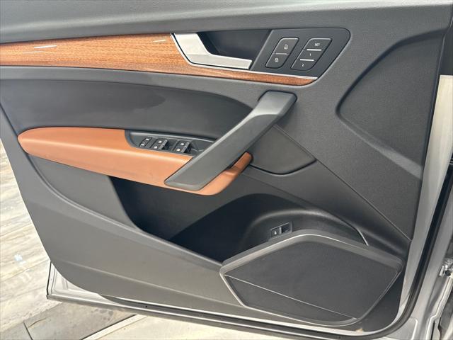 Photo of 2022 Florett Silver Metallic Audi Q5