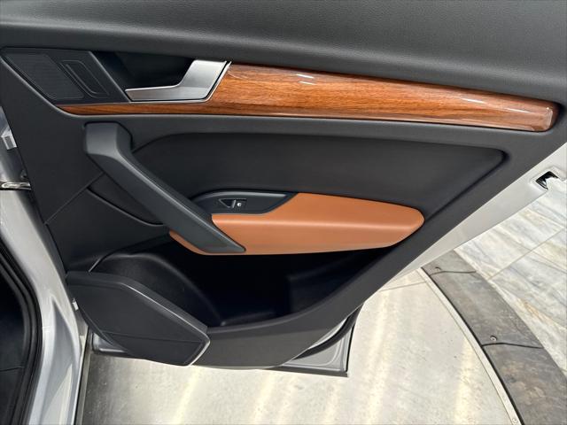 Photo of 2022 Florett Silver Metallic Audi Q5