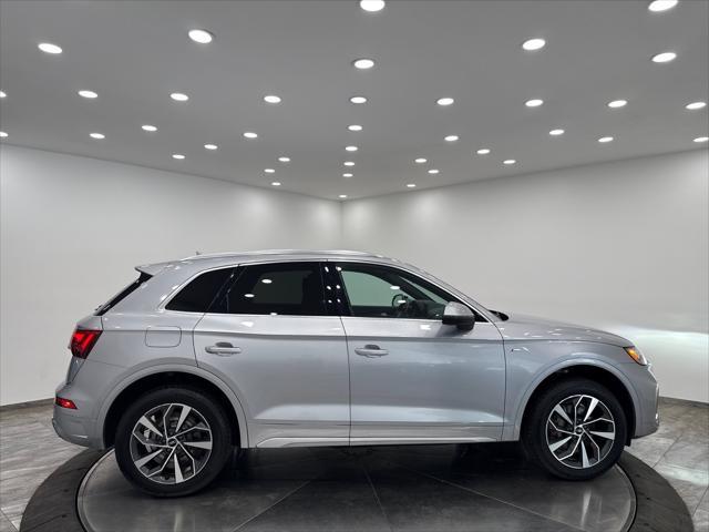 Photo of 2022 Florett Silver Metallic Audi Q5