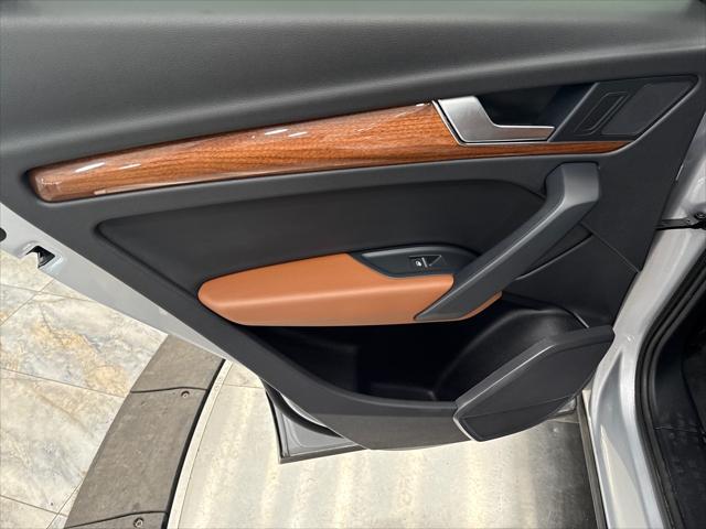 Photo of 2022 Florett Silver Metallic Audi Q5