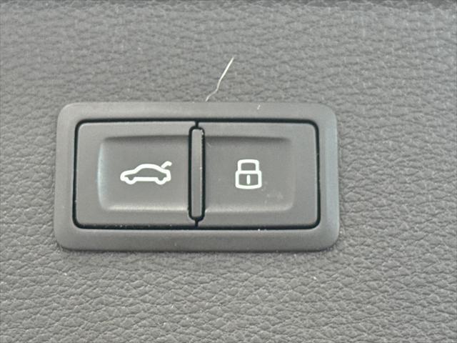 Photo of 2022 Florett Silver Metallic Audi Q5