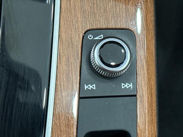Photo of 2022 Florett Silver Metallic Audi Q5