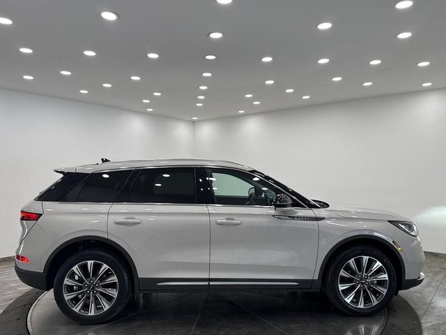 Photo of 2021 White Lincoln Corsair
