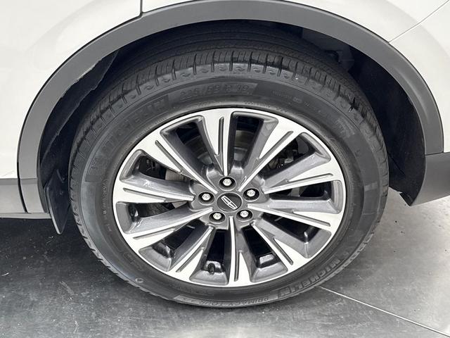 Photo of 2021 White Lincoln Corsair