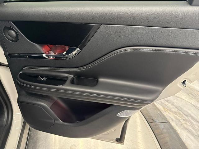 Photo of 2021 White Lincoln Corsair